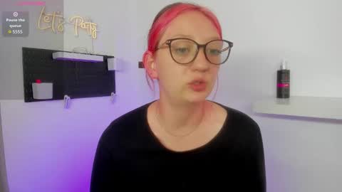 Snapshot of girlsativa chatting on 10.22.25 Maze Thumbs up online show from 10.22.25
