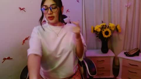 Snapshot of giselle_greey chatting on 09.27.25 giselle_greey online show from 09.27.25