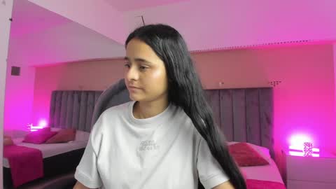 GISELLE ROLDAN online show from 04.10.26