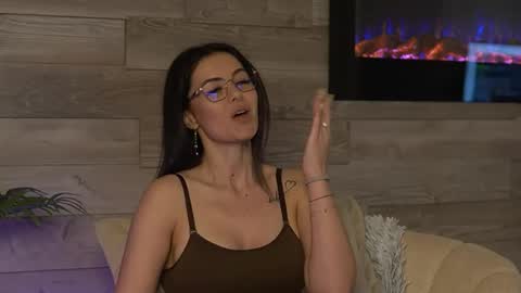 Snapshot of glamourousmom chatting on 05.18.26 CharmingMom online show from 05.18.26