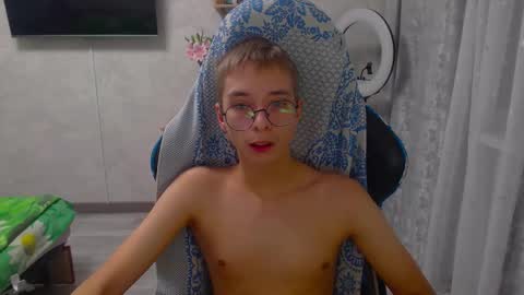 Snapshot of glasses_cat chatting on 03.02.26 Eugene and Damian online show from 03.02.26