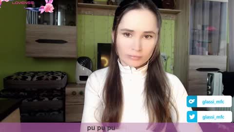 Snapshot of glassi chatting on 02.10.25 glassi online show from 02.10.25