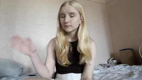 Snapshot of glennabeem chatting on 04.10.26 Laura online show from 04.10.26