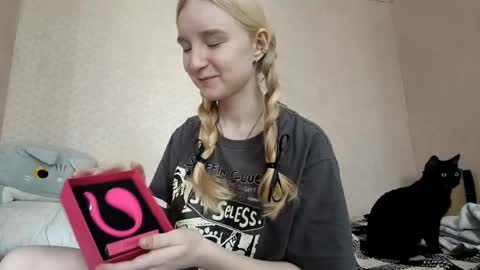 Snapshot of glennabeem chatting on 04.22.26 Laura online show from 04.22.26