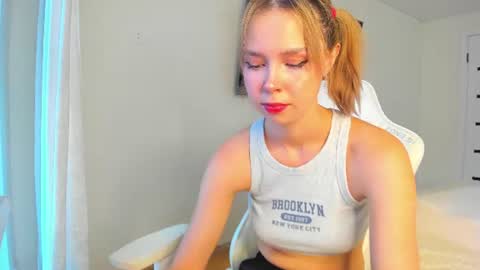 Snapshot of glitchy_doll chatting on 06.16.26 Sara online show from 06.16.26