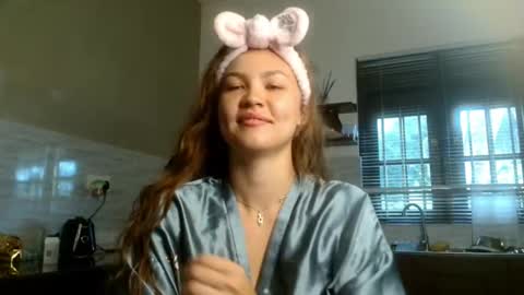 Snapshot of glitter_doll chatting on 10.25.25 glitter_doll online show from 10.25.25