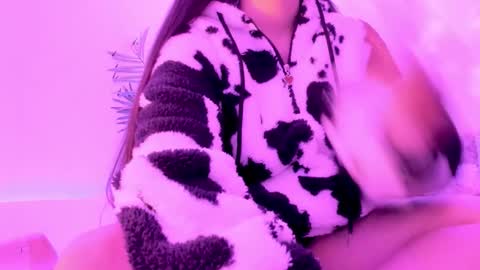 Snapshot of gloomydoll chatting on 10.11.25 Mimi online show from 10.11.25