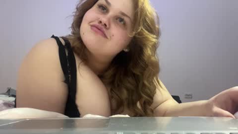 Snapshot of gloria_thomas chatting on 02.01.26 gloria_thomas online show from 02.01.26