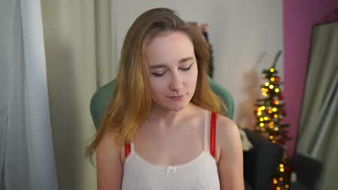 Snapshot of glossy_babe_ chatting on 12.19.25 Monica online show from 12.19.25