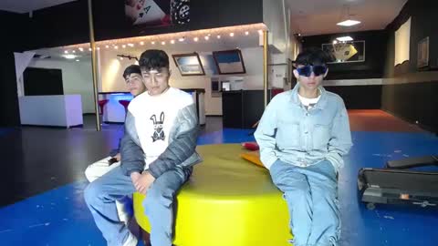 Snapshot of gnecos chatting on 01.26.25 THOMAS AND DAMIAND online show from 01.26.25