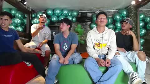 Snapshot of gnecos chatting on 02.10.25 THOMAS AND DAMIAND online show from 02.10.25