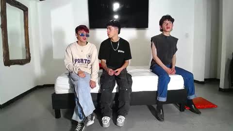 Snapshot of gnecos chatting on 10.22.25 THOMAS AND DAMIAND online show from 10.22.25