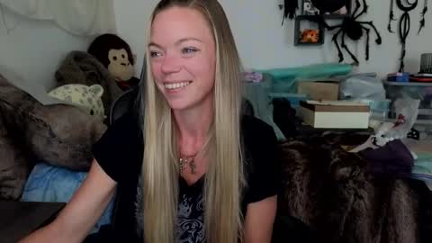 Snapshot of goddess_of_mars chatting on 10.16.25 Patricia Mars Goddess of Mars twitter thegoddessmindy online show from 10.16.25