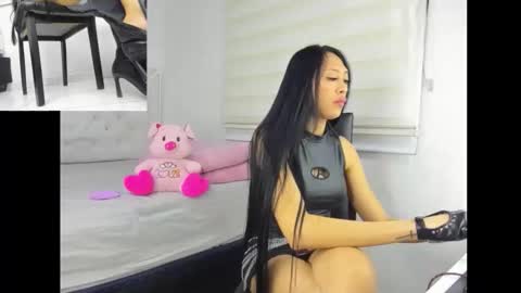 goddess_of_pigs online show from 11.15.25