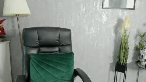 Snapshot of goddessmiaa chatting on 12.07.24 Mistress online show from 12.07.24