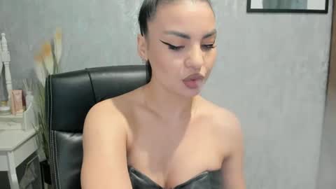 Snapshot of goddessmiaa chatting on 02.08.25 Mistress online show from 02.08.25