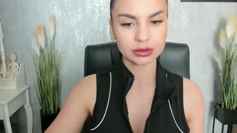 Snapshot of goddessmiaa chatting on 02.26.25 Mistress online show from 02.26.25