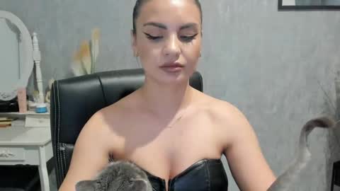 Snapshot of goddessmiaa chatting on 03.11.25 Mistress online show from 03.11.25