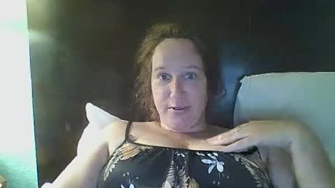 Snapshot of goddessmilfcrysyal chatting on 04.16.26 Crystal online show from 04.16.26