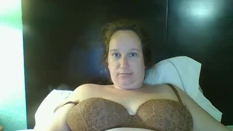 Snapshot of goddessmilfcrysyal chatting on 04.19.26 Crystal online show from 04.19.26