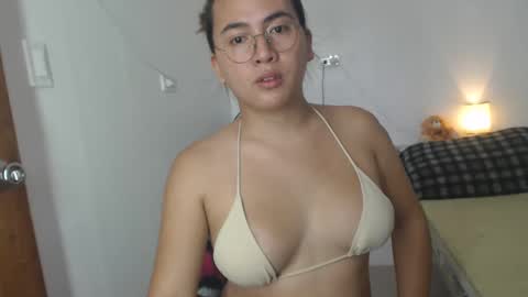 Snapshot of goldbella_ chatting on 01.22.25 bella online show from 01.22.25