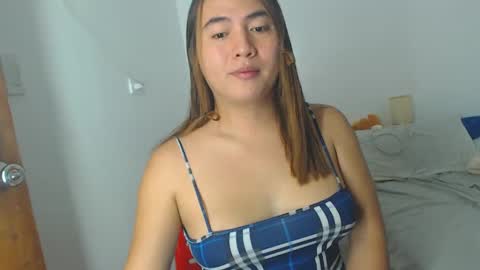 Snapshot of goldbella_ chatting on 02.19.25 bella online show from 02.19.25