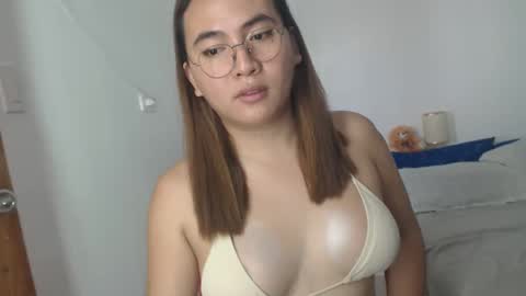 Snapshot of goldbella_ chatting on 02.26.25 bella online show from 02.26.25
