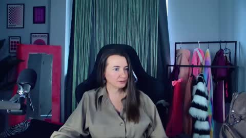 Snapshot of golden_dragones chatting on 04.19.26 Gloria online show from 04.19.26