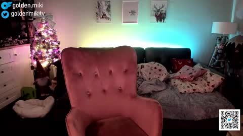 Snapshot of golden_miki chatting on 12.23.24 Shy in the streets but a freak in the sheets online show from 12.23.24