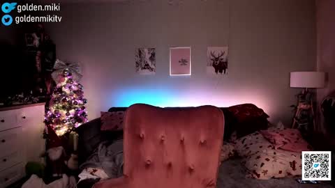 Snapshot of golden_miki chatting on 12.25.24 Shy in the streets but a freak in the sheets online show from 12.25.24