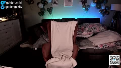 Snapshot of golden_miki chatting on 01.05.25 Shy in the streets but a freak in the sheets online show from 01.05.25