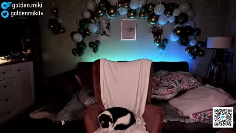 Snapshot of golden_miki chatting on 01.05.25 Shy in the streets but a freak in the sheets online show from 01.05.25