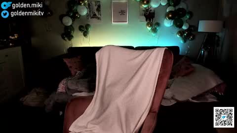 Snapshot of golden_miki chatting on 01.12.25 Shy in the streets but a freak in the sheets online show from 01.12.25