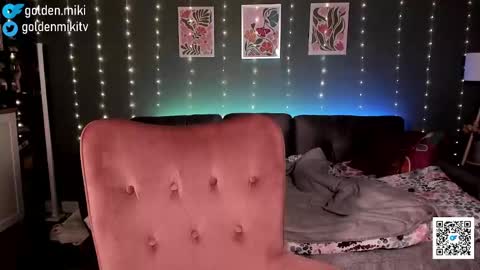 Snapshot of golden_miki chatting on 02.11.25 Shy in the streets but a freak in the sheets online show from 02.11.25