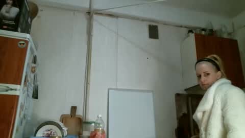 Snapshot of goldenworld_bi_car chatting on 11.18.25 Christie online show from 11.18.25