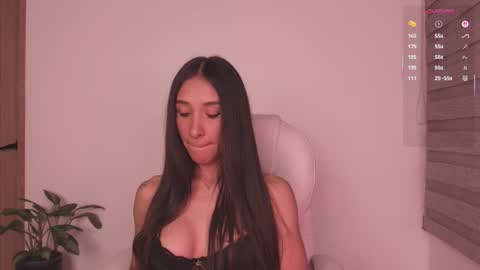 Snapshot of gorgeous_brunette chatting on 06.19.26 Rose online show from 06.19.26