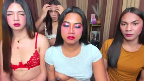 Snapshot of gorgeous_dark_luna chatting on 04.22.26 RIANA online show from 04.22.26