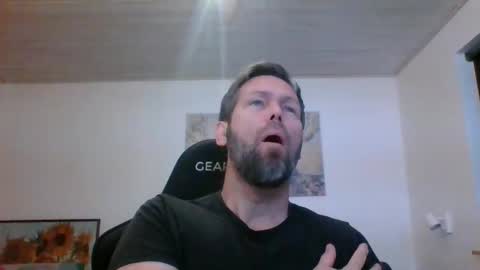 Snapshot of gottalop chatting on 11.25.25 gottalop online show from 11.25.25