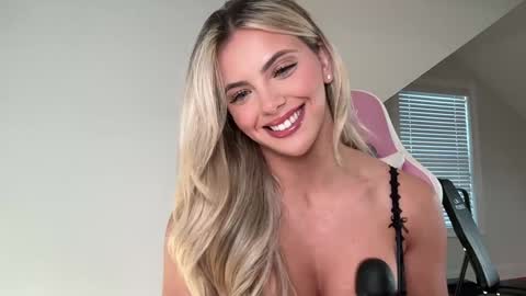 Snapshot of gracieparker chatting on 11.08.25 Gracie online show from 11.08.25