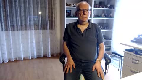 Snapshot of grandpach chatting on 02.24.25 grandpach online show from 02.24.25