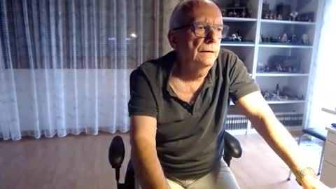 Snapshot of grandpach chatting on 10.11.25 grandpach online show from 10.11.25