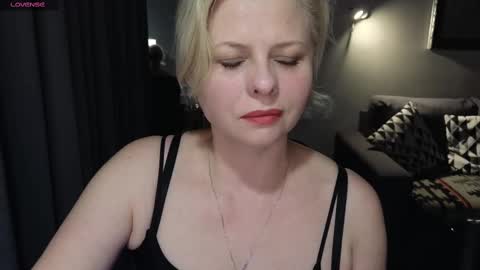 Snapshot of gray_swann chatting on 02.26.25 Ray online show from 02.26.25