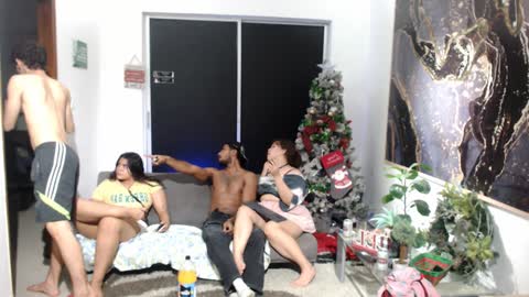 Snapshot of grecia_millercol chatting on 12.17.24 grecia_millercol online show from 12.17.24