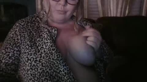 Snapshot of greeneyedgirl304 chatting on 11.01.25 greeneyedgirl304 online show from 11.01.25