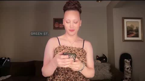 Snapshot of greenxxxqueen chatting on 01.30.25 SexQueen Nikki online show from 01.30.25