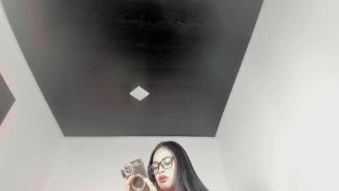 Snapshot of grupojade chatting on 12.04.25 grupojade online show from 12.04.25