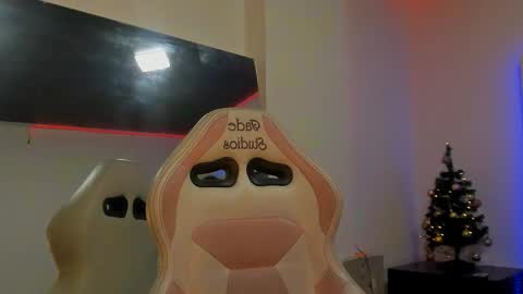 Snapshot of grupojade chatting on 12.15.25 grupojade online show from 12.15.25