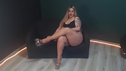 Snapshot of guess__whoo chatting on 02.23.25 guess__whoo online show from 02.23.25