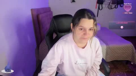 Hello Im Julieta Im 25 years old welcome to my room have fun and be happy. online show from 11.22.25