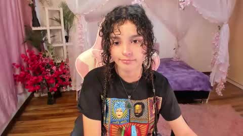 Snapshot of gummo_ chatting on 12.05.25 gummo_ online show from 12.05.25